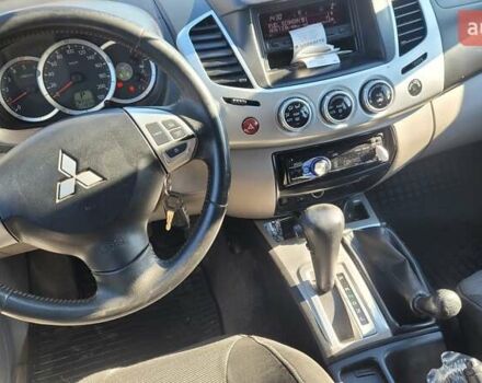 Черный Мицубиси Л 200, объемом двигателя 2.48 л и пробегом 240 тыс. км за 16000 $, фото 3 на Automoto.ua