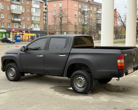 Черный Мицубиси Л 200, объемом двигателя 2.4 л и пробегом 19 тыс. км за 15500 $, фото 2 на Automoto.ua