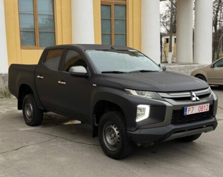 Черный Мицубиси Л 200, объемом двигателя 2.4 л и пробегом 19 тыс. км за 15500 $, фото 1 на Automoto.ua