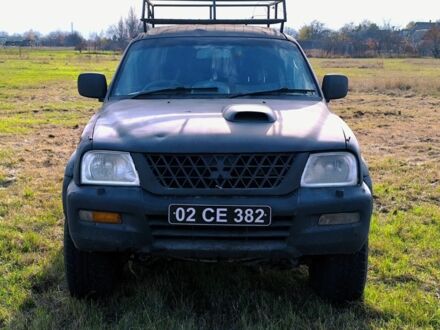 Черный Мицубиси Л 200, объемом двигателя 2.5 л и пробегом 200 тыс. км за 4000 $, фото 1 на Automoto.ua