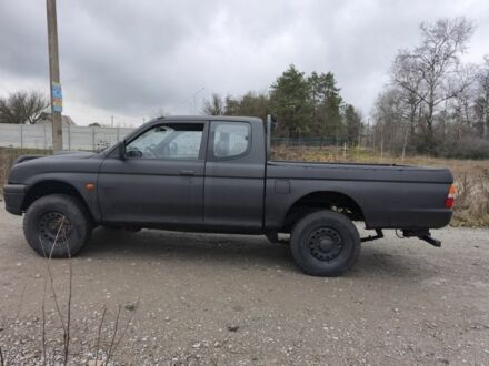 Черный Мицубиси Л 200, объемом двигателя 2.5 л и пробегом 220 тыс. км за 4500 $, фото 1 на Automoto.ua