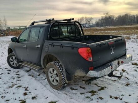Черный Мицубиси Л 200, объемом двигателя 2.5 л и пробегом 290 тыс. км за 3500 $, фото 1 на Automoto.ua