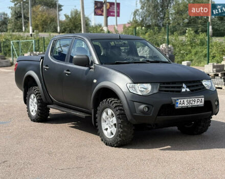 Чорний Міцубісі Л 200, об'ємом двигуна 2.5 л та пробігом 325 тис. км за 13300 $, фото 1 на Automoto.ua