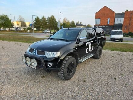 Черный Мицубиси Л 200, объемом двигателя 2.5 л и пробегом 182 тыс. км за 3800 $, фото 1 на Automoto.ua