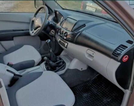 Коричневый Мицубиси Л 200, объемом двигателя 2.5 л и пробегом 273 тыс. км за 4200 $, фото 4 на Automoto.ua