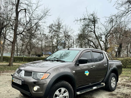 Коричневый Мицубиси Л 200, объемом двигателя 2.48 л и пробегом 317 тыс. км за 15500 $, фото 1 на Automoto.ua