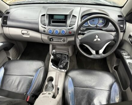 Серый Мицубиси Л 200, объемом двигателя 2.5 л и пробегом 130 тыс. км за 7452 $, фото 6 на Automoto.ua
