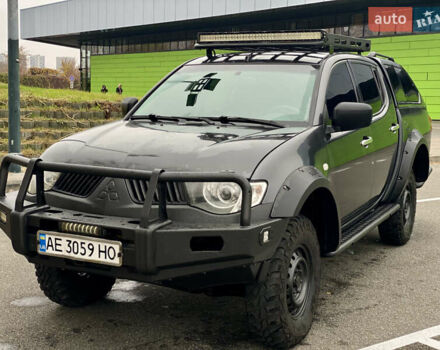 Серый Мицубиси Л 200, объемом двигателя 2.48 л и пробегом 185 тыс. км за 13500 $, фото 1 на Automoto.ua