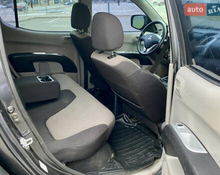 Серый Мицубиси Л 200, объемом двигателя 2.48 л и пробегом 185 тыс. км за 13500 $, фото 10 на Automoto.ua