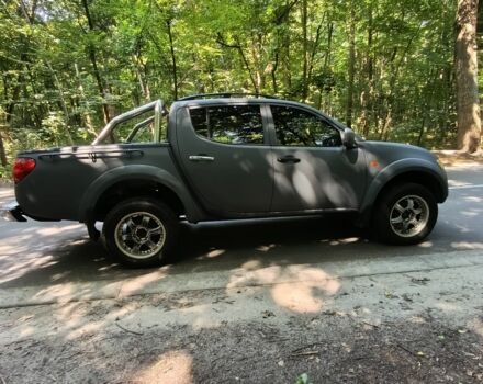 Серый Мицубиси Л 200, объемом двигателя 2.5 л и пробегом 270 тыс. км за 11800 $, фото 3 на Automoto.ua