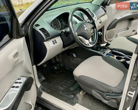 Серый Мицубиси Л 200, объемом двигателя 2.48 л и пробегом 185 тыс. км за 13500 $, фото 7 на Automoto.ua
