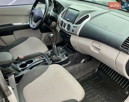 Серый Мицубиси Л 200, объемом двигателя 2.48 л и пробегом 185 тыс. км за 13500 $, фото 8 на Automoto.ua