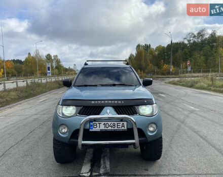Серый Мицубиси Л 200, объемом двигателя 2.48 л и пробегом 236 тыс. км за 11900 $, фото 5 на Automoto.ua