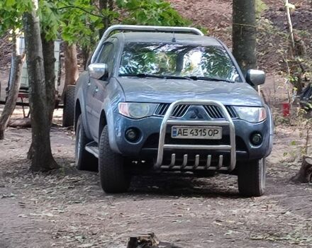 Серый Мицубиси Л 200, объемом двигателя 2.5 л и пробегом 300 тыс. км за 14000 $, фото 1 на Automoto.ua