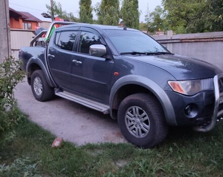 Серый Мицубиси Л 200, объемом двигателя 2.5 л и пробегом 300 тыс. км за 14000 $, фото 3 на Automoto.ua