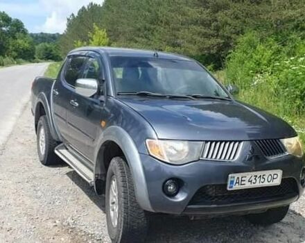 Серый Мицубиси Л 200, объемом двигателя 2.5 л и пробегом 300 тыс. км за 14000 $, фото 6 на Automoto.ua