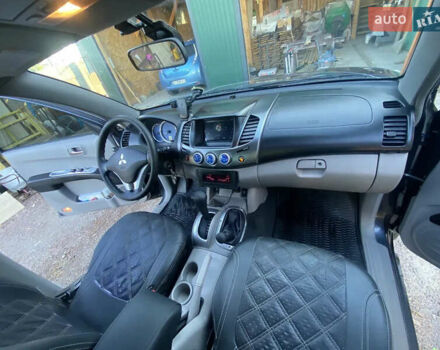 Серый Мицубиси Л 200, объемом двигателя 2.48 л и пробегом 252 тыс. км за 13700 $, фото 4 на Automoto.ua