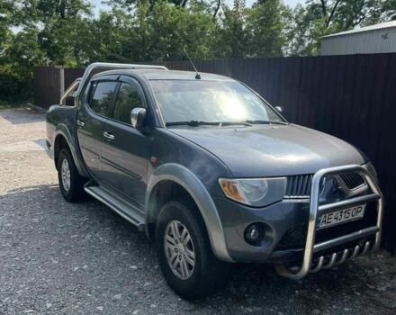 Серый Мицубиси Л 200, объемом двигателя 2.5 л и пробегом 300 тыс. км за 14000 $, фото 2 на Automoto.ua