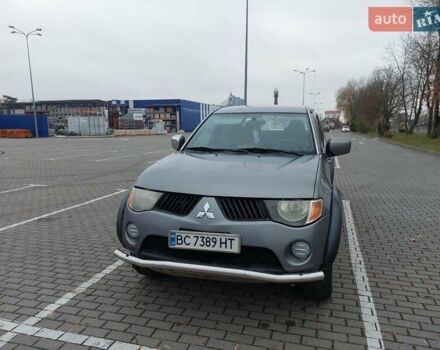 Серый Мицубиси Л 200, объемом двигателя 2.48 л и пробегом 397 тыс. км за 9000 $, фото 2 на Automoto.ua