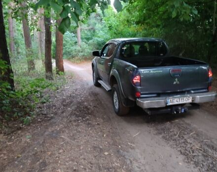 Серый Мицубиси Л 200, объемом двигателя 2.5 л и пробегом 300 тыс. км за 14000 $, фото 4 на Automoto.ua