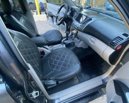 Серый Мицубиси Л 200, объемом двигателя 2.48 л и пробегом 252 тыс. км за 13700 $, фото 5 на Automoto.ua