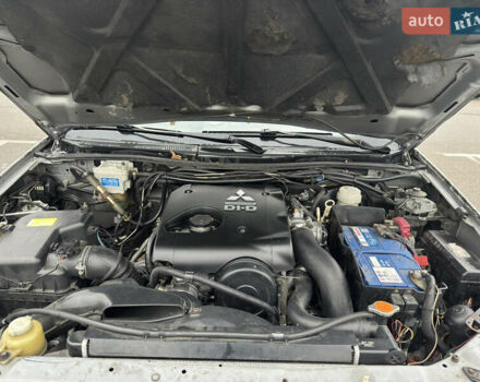 Серый Мицубиси Л 200, объемом двигателя 0 л и пробегом 250 тыс. км за 14999 $, фото 6 на Automoto.ua