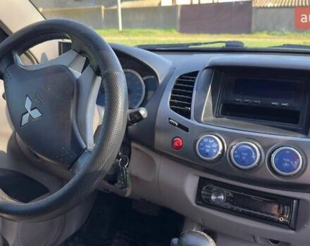 Серый Мицубиси Л 200, объемом двигателя 2.48 л и пробегом 234 тыс. км за 13000 $, фото 30 на Automoto.ua
