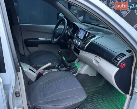 Серый Мицубиси Л 200, объемом двигателя 2.48 л и пробегом 260 тыс. км за 9900 $, фото 11 на Automoto.ua