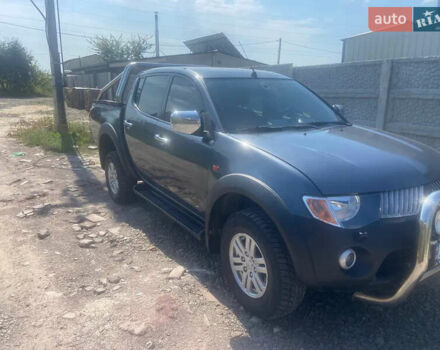 Серый Мицубиси Л 200, объемом двигателя 2.48 л и пробегом 252 тыс. км за 13700 $, фото 3 на Automoto.ua