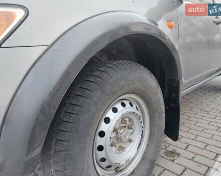 Серый Мицубиси Л 200, объемом двигателя 2.48 л и пробегом 397 тыс. км за 9000 $, фото 4 на Automoto.ua