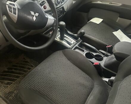 Серый Мицубиси Л 200, объемом двигателя 2.5 л и пробегом 200 тыс. км за 7850 $, фото 6 на Automoto.ua