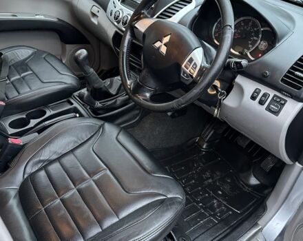 Серый Мицубиси Л 200, объемом двигателя 2.5 л и пробегом 155 тыс. км за 7888 $, фото 13 на Automoto.ua