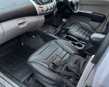 Серый Мицубиси Л 200, объемом двигателя 2.5 л и пробегом 155 тыс. км за 7888 $, фото 16 на Automoto.ua