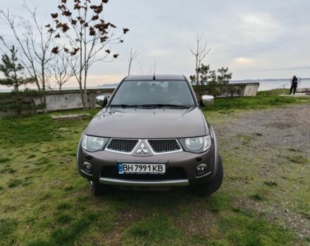 Серый Мицубиси Л 200, объемом двигателя 2.5 л и пробегом 251 тыс. км за 15500 $, фото 1 на Automoto.ua