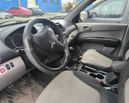 Серый Мицубиси Л 200, объемом двигателя 2.5 л и пробегом 250 тыс. км за 9209 $, фото 4 на Automoto.ua