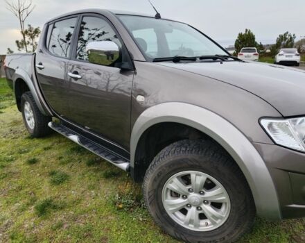 Серый Мицубиси Л 200, объемом двигателя 2.5 л и пробегом 251 тыс. км за 15500 $, фото 3 на Automoto.ua