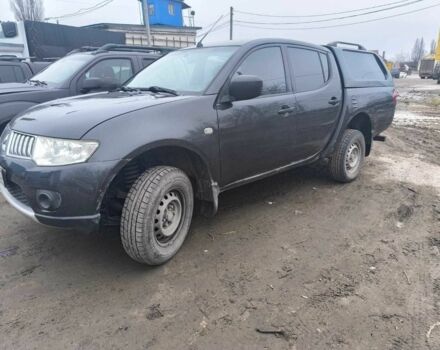 Серый Мицубиси Л 200, объемом двигателя 2.5 л и пробегом 250 тыс. км за 9209 $, фото 1 на Automoto.ua