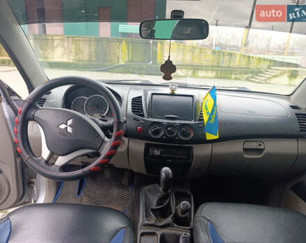 Серый Мицубиси Л 200, объемом двигателя 2.48 л и пробегом 299 тыс. км за 13900 $, фото 6 на Automoto.ua