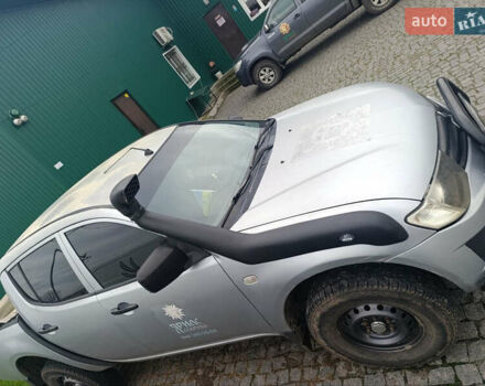 Серый Мицубиси Л 200, объемом двигателя 2.48 л и пробегом 299 тыс. км за 13900 $, фото 2 на Automoto.ua