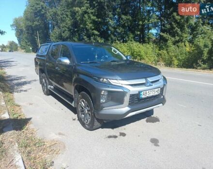 Серый Мицубиси Л 200, объемом двигателя 2.44 л и пробегом 57 тыс. км за 34500 $, фото 2 на Automoto.ua