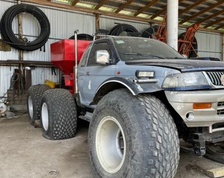 Серый Мицубиси Л 200, объемом двигателя 2.5 л и пробегом 240 тыс. км за 20000 $, фото 1 на Automoto.ua