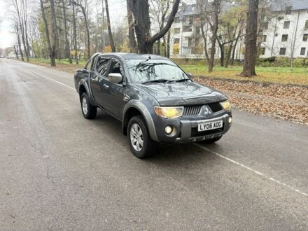 Серый Мицубиси Л 200, объемом двигателя 2.5 л и пробегом 130 тыс. км за 7452 $, фото 1 на Automoto.ua