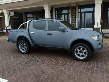 Серый Мицубиси Л 200, объемом двигателя 2.48 л и пробегом 295 тыс. км за 10999 $, фото 1 на Automoto.ua