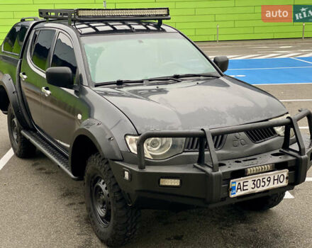 Серый Мицубиси Л 200, объемом двигателя 2.48 л и пробегом 185 тыс. км за 13500 $, фото 1 на Automoto.ua