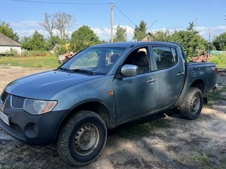 Серый Мицубиси Л 200, объемом двигателя 2.48 л и пробегом 400 тыс. км за 6950 $, фото 1 на Automoto.ua