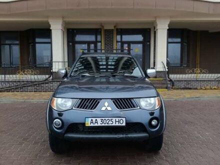 Серый Мицубиси Л 200, объемом двигателя 2.5 л и пробегом 300 тыс. км за 12300 $, фото 1 на Automoto.ua