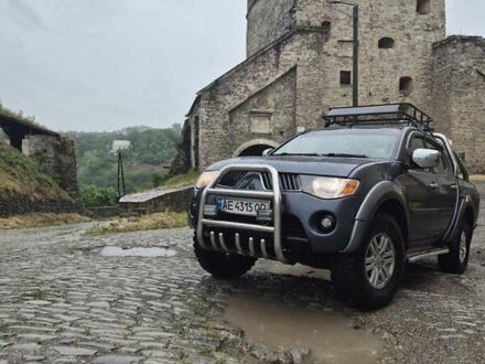 Серый Мицубиси Л 200, объемом двигателя 2.48 л и пробегом 320 тыс. км за 17600 $, фото 1 на Automoto.ua