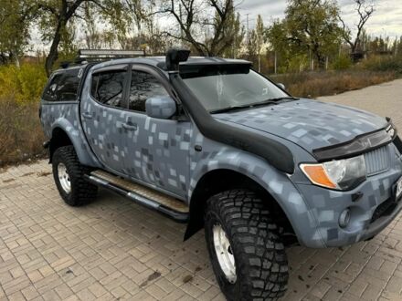 Серый Мицубиси Л 200, объемом двигателя 2.5 л и пробегом 222 тыс. км за 16410 $, фото 1 на Automoto.ua