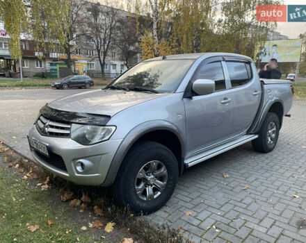 Сірий Міцубісі Л 200, об'ємом двигуна 2.48 л та пробігом 180 тис. км за 12200 $, фото 1 на Automoto.ua