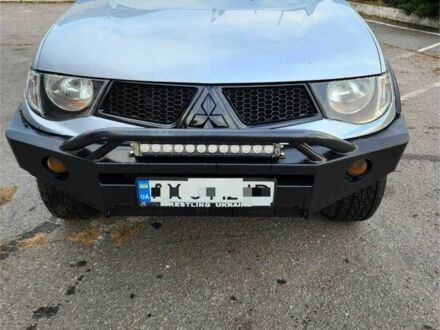 Серый Мицубиси Л 200, объемом двигателя 2.5 л и пробегом 260 тыс. км за 12500 $, фото 1 на Automoto.ua